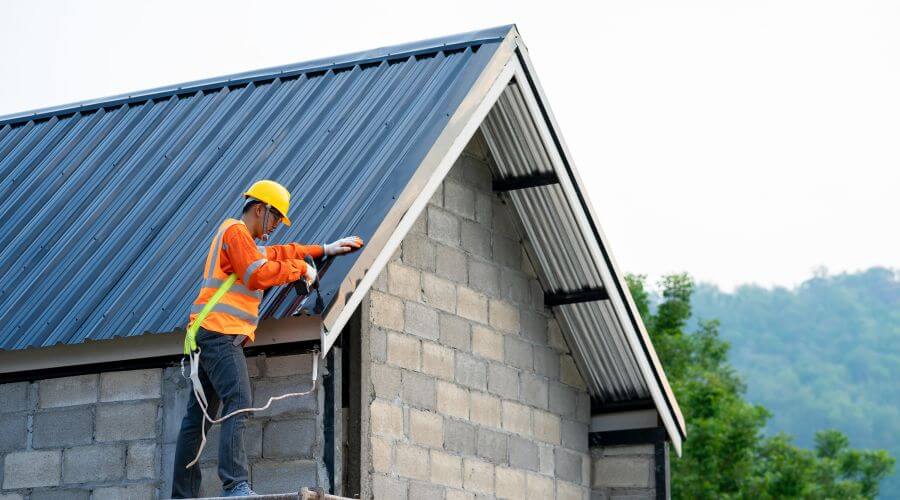 Professional gutter cleaning in Carbon, IA
